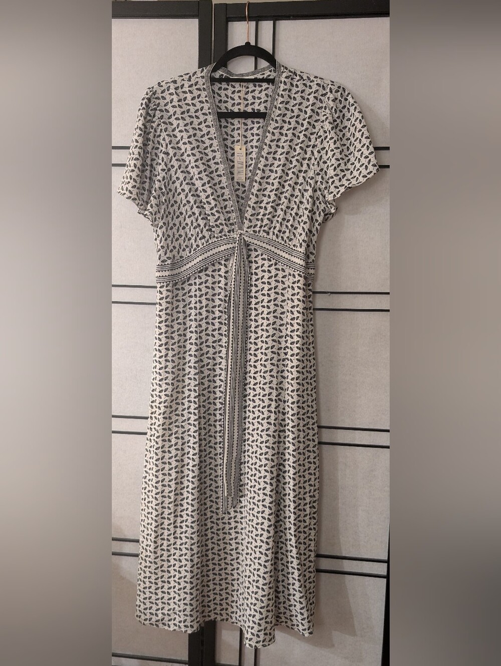Max Studio Cream and Black Leaf-Print V-Neck Midi Dress with Waist Tie